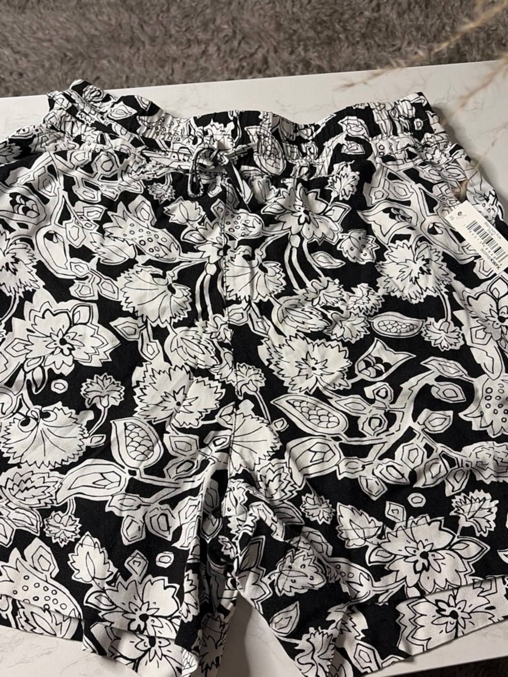 Black & White Floral Elastic-Waist Women's Bermuda Shorts